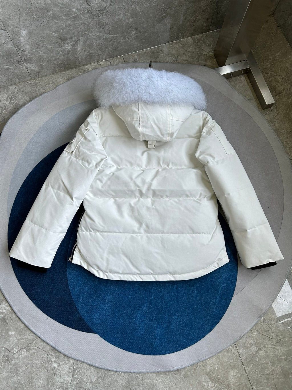 Piumino con cappuccio bordato in pelliccia