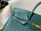 Borsa 40 Struzzo Malachite con Dettagli Dorati