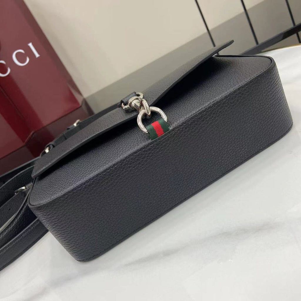 Borsa a tracolla in pelle nera martellata – Primavera/Estate 2025