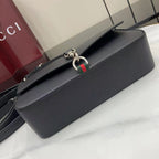 Borsa a tracolla in pelle nera martellata – Primavera/Estate 2025