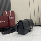 Borsa a tracolla in pelle nera martellata – Primavera/Estate 2025
