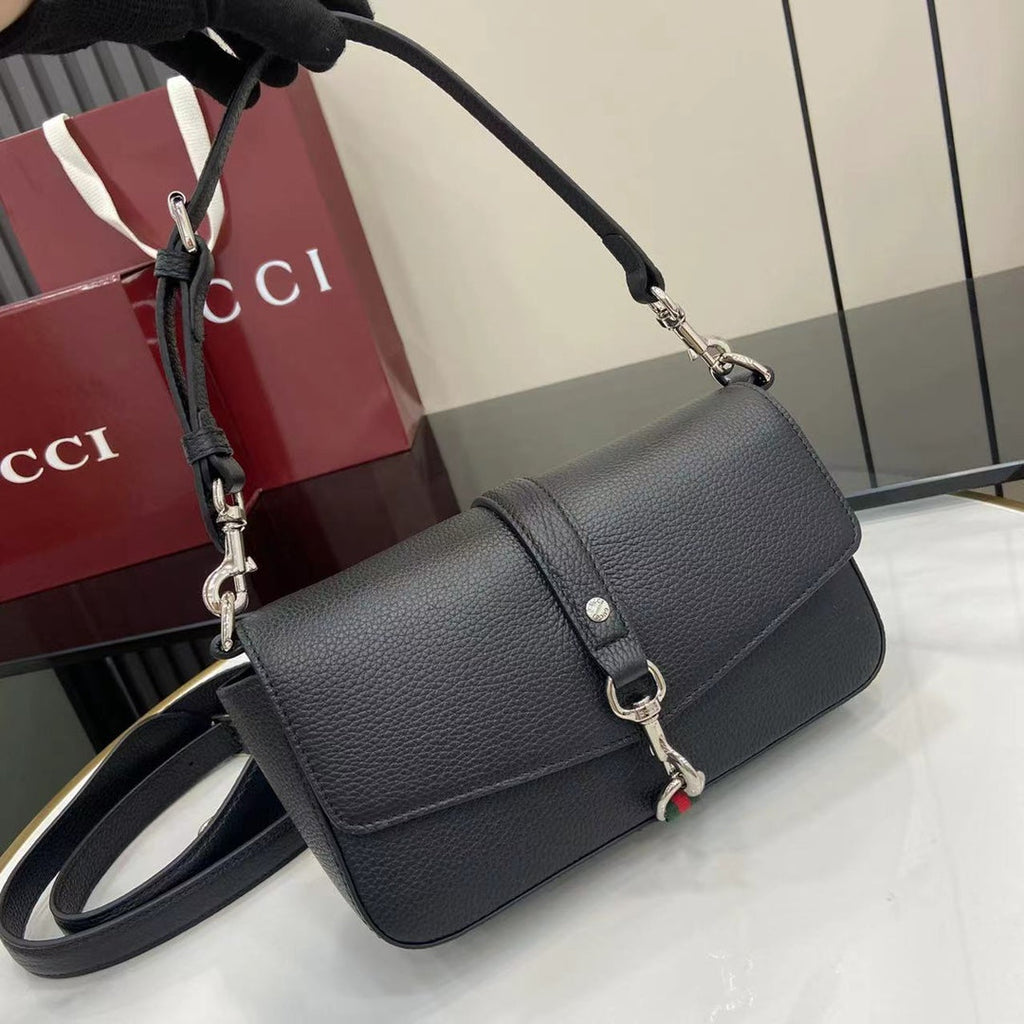 Borsa a tracolla in pelle nera martellata – Primavera/Estate 2025