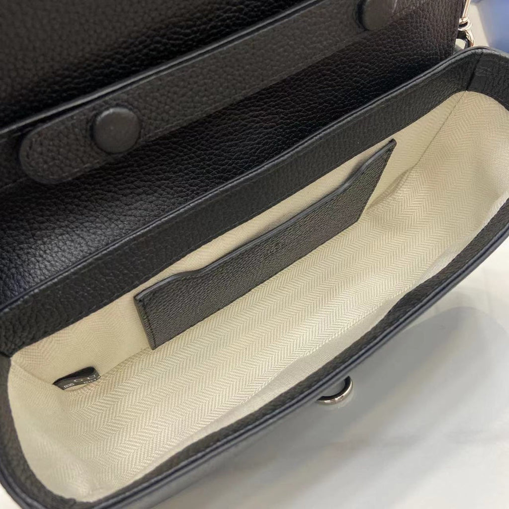 Borsa a tracolla in pelle nera martellata – Primavera/Estate 2025
