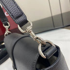 Borsa a tracolla in pelle nera martellata – Primavera/Estate 2025